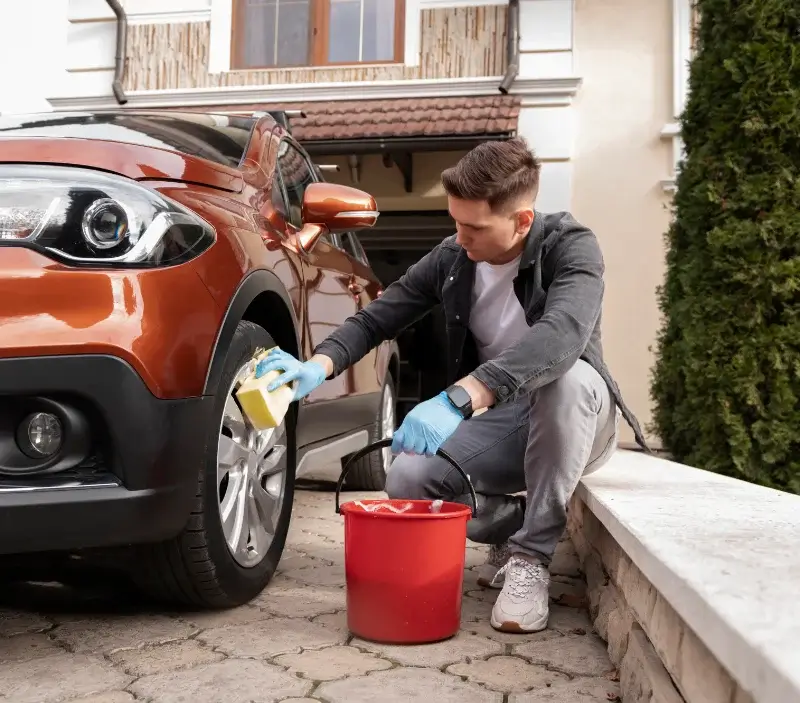 Lavage auto à domicile Namps-Maisnil : professionnel intervenant sur un véhicule